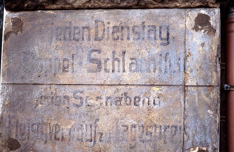 Dresden-Pieschen, Großenhainer Str. 73, 17.6.1996.jpg - jeden Dienstag Doppel-Schlachtfest - jeden Sonnabend Fleischverkauf, Lagerpreis